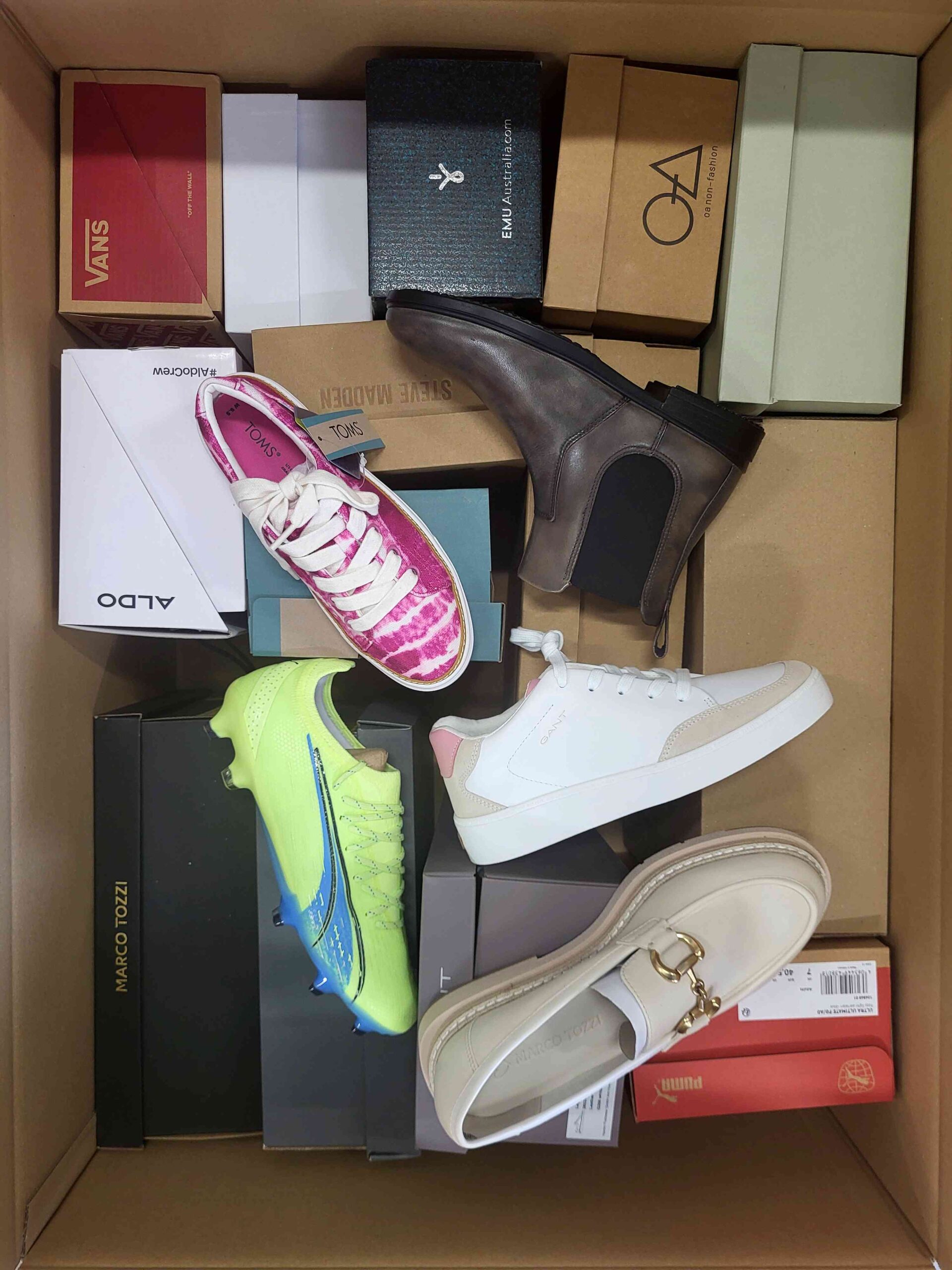 The photo shows a package with footwear in the category AS.