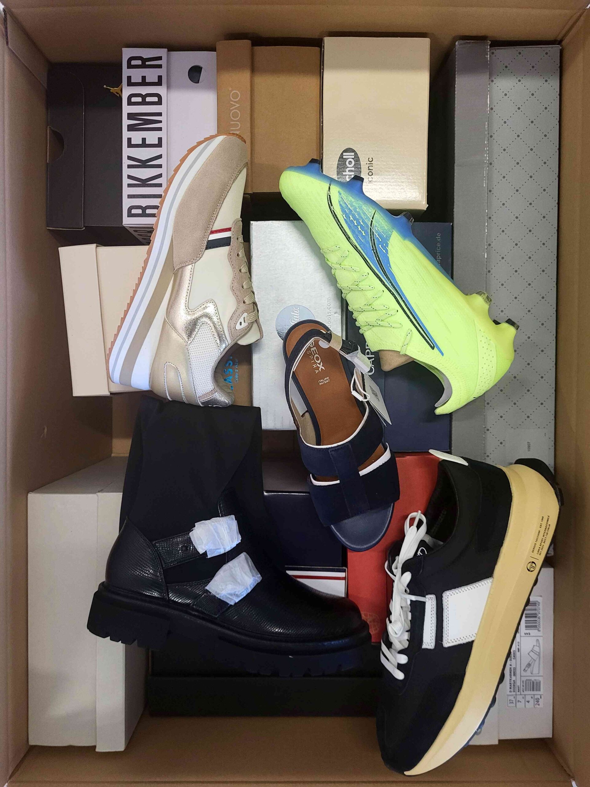 The photo shows a package with footwear in the category AS.