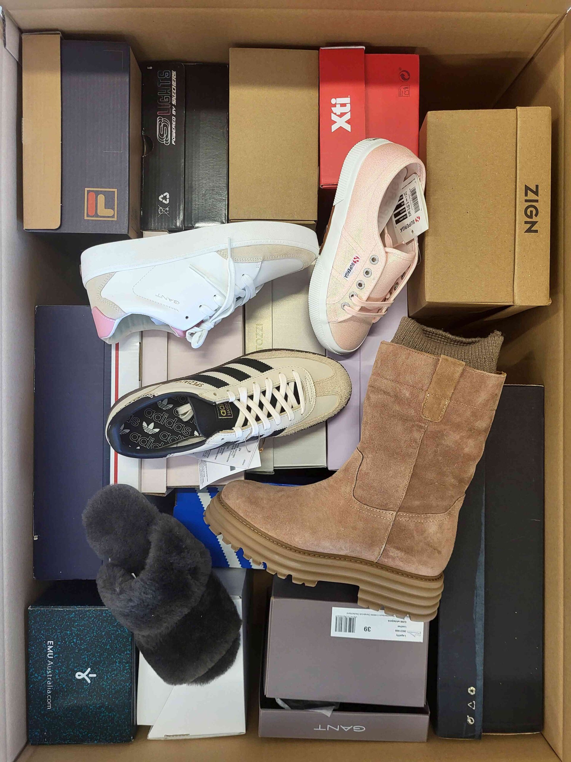 The photo shows a package with footwear in the category AS.