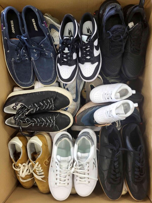 The photo shows a package with footwear in the category SH.