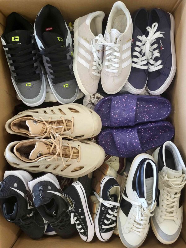 The photo shows a package with footwear in the category SH.