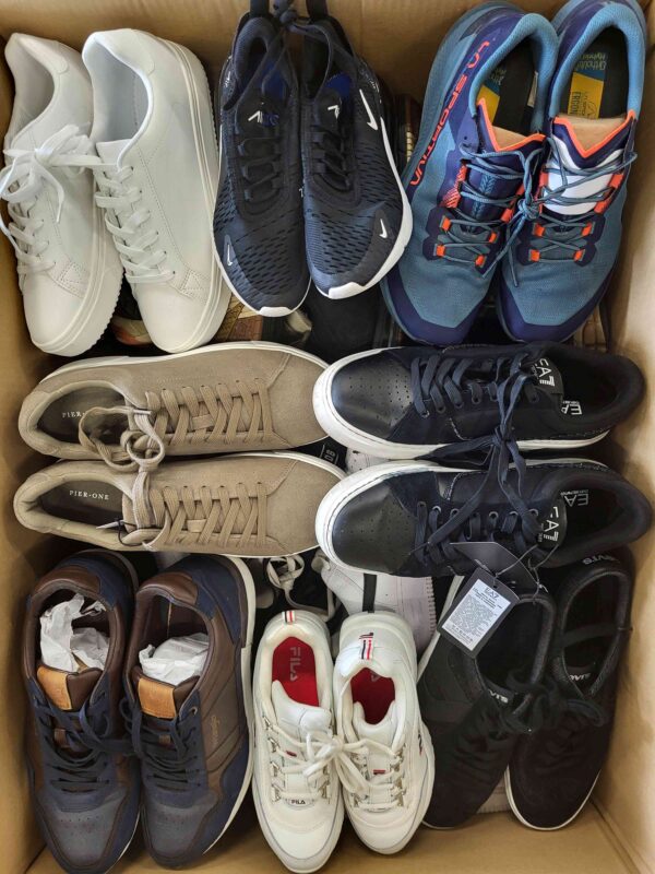 The photo shows a package with footwear in the category SH.