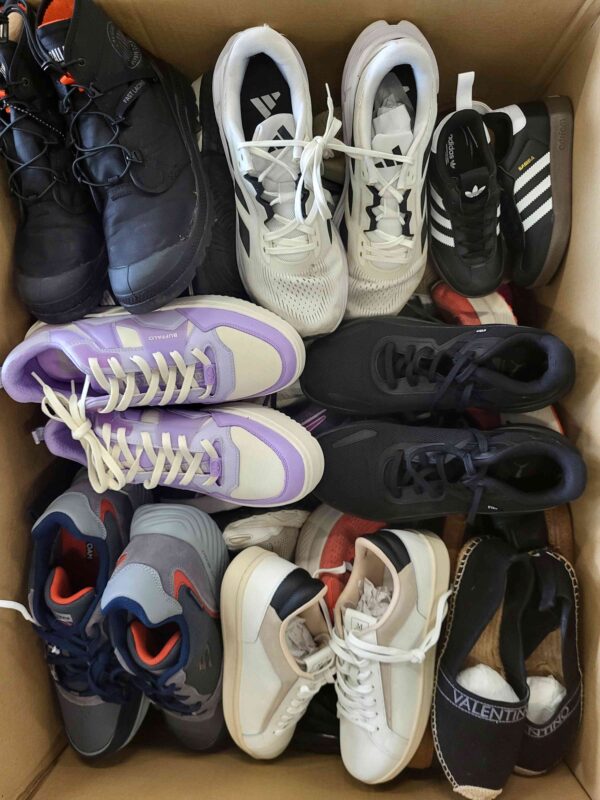 The photo shows a package with footwear in the category SH.