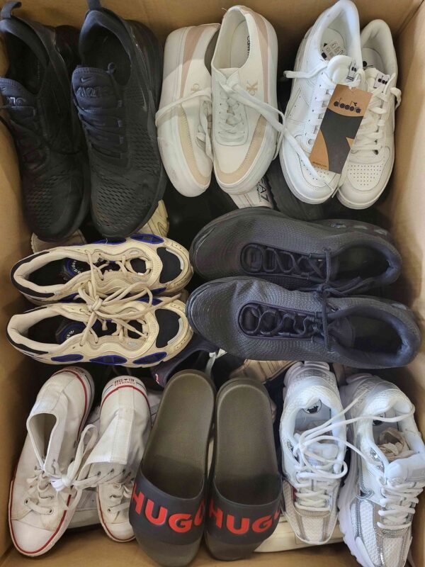 The photo shows a package with footwear in the category SH.