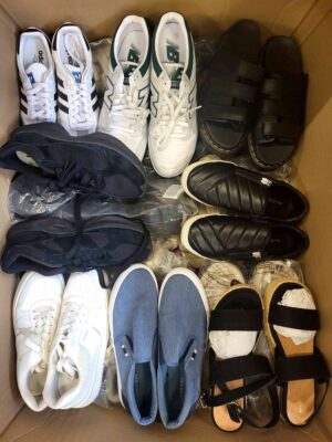The photo shows a package with footwear in the category CSU.