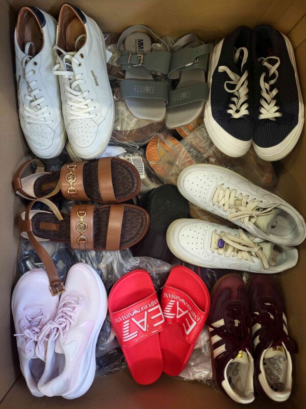 The photo shows a package with footwear in the category CSU.