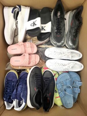The photo shows a package with footwear in the category CSU.