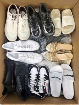 The photo shows a package with footwear in the category CSU.