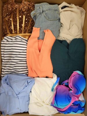 The photo shows a package with clothing in the category BSN.