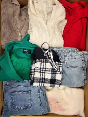 The photo shows a package with clothing in the category BSN.
