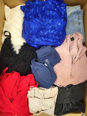 The photo shows a package with clothing in the category BSN.