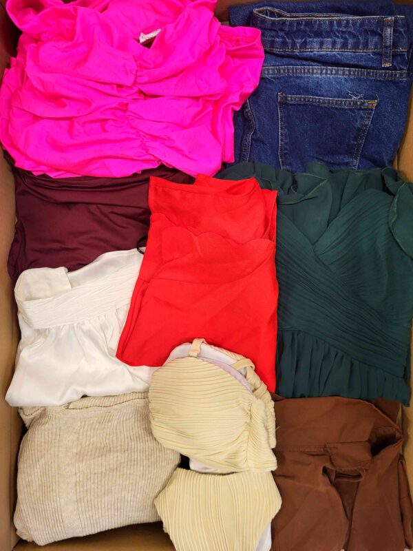 The photo shows a package with clothing in the category BSN.