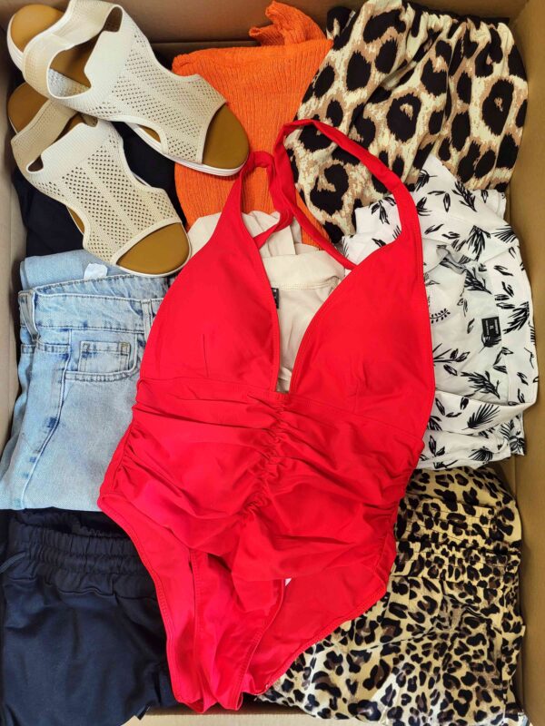 The photo shows a package with clothing in the category BSN.