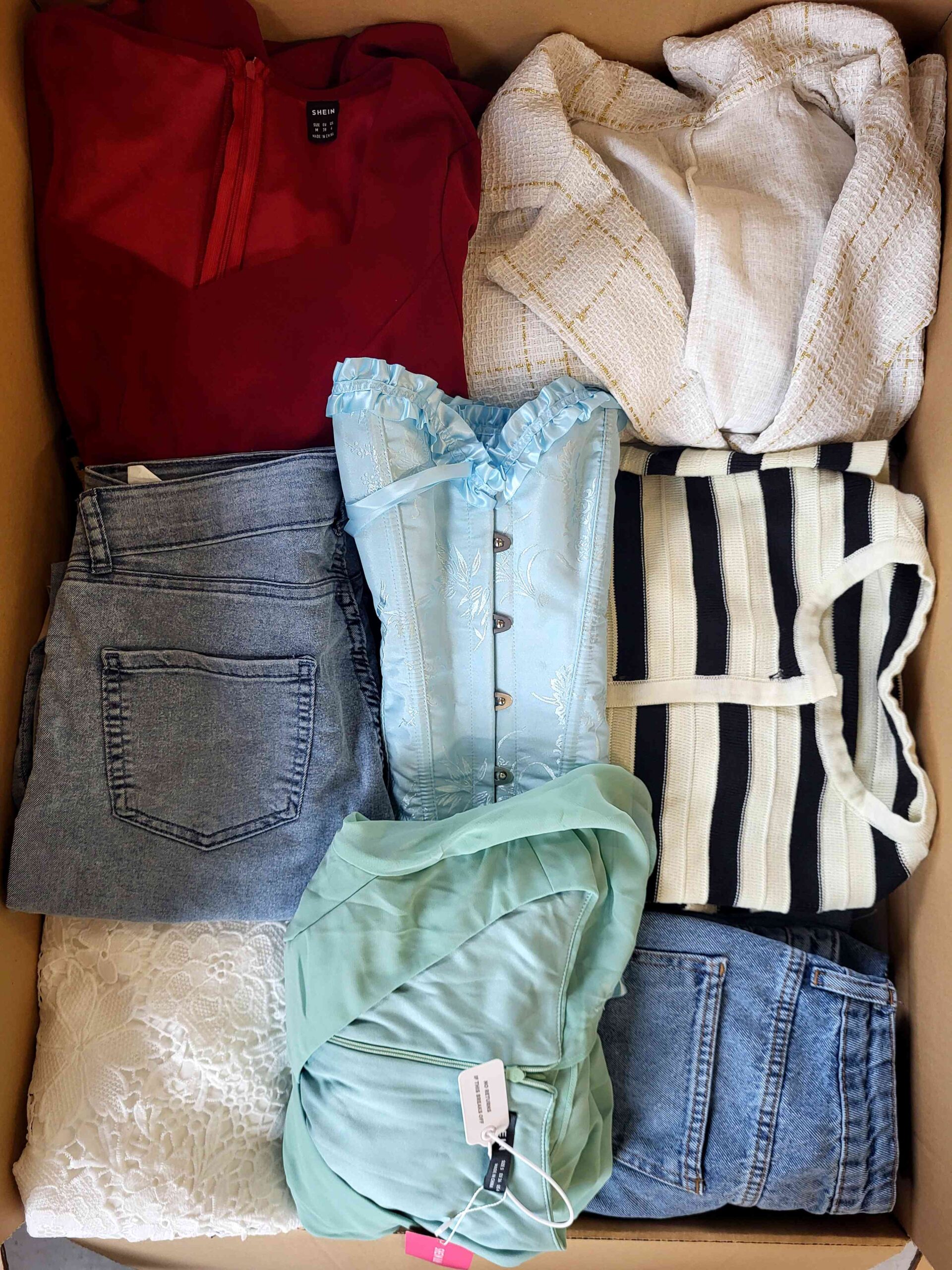 BSN940 3 The photo shows a package with clothing in the category BSN.