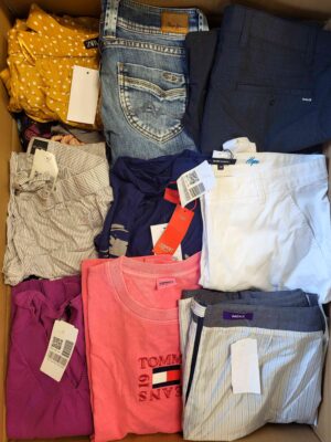 The photo shows a package with clothing in the category U.