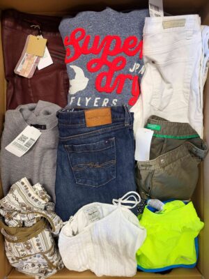 The photo shows a package with clothing in the category U.