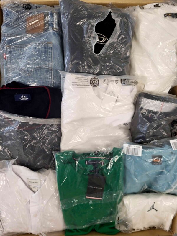 The photo shows a package with clothing in the category D.