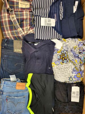 The photo shows a package with clothing in the category U.