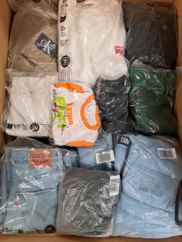 The photo shows a package with clothing in the category D.