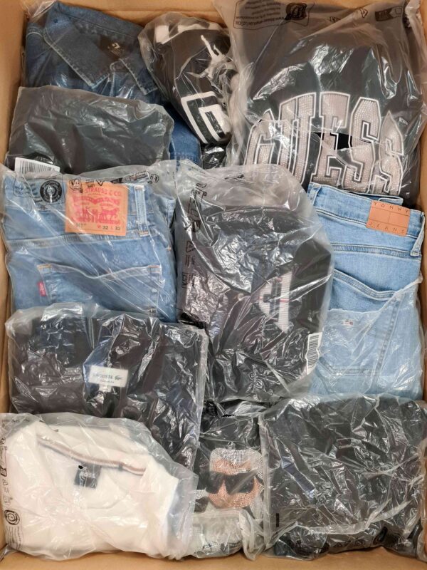 The photo shows a package with clothing in the category D.