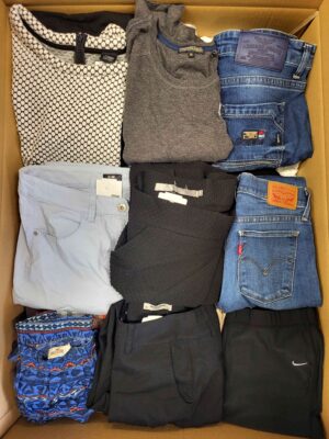 The photo shows a package with clothing in the category U.