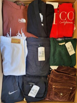 The photo shows a package with clothing in the category U.
