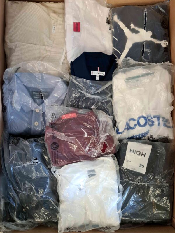The photo shows a package with clothing in the category D.