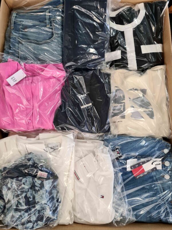 The photo shows a package with clothing in the category C.