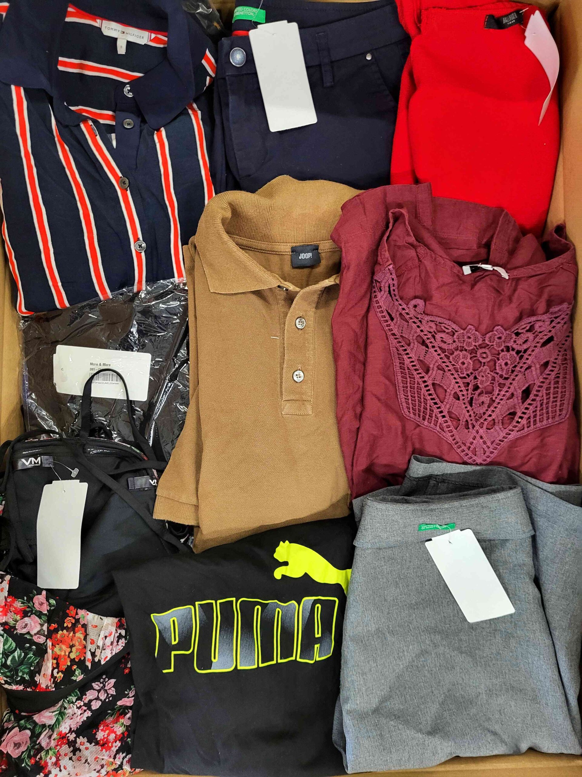 The photo shows a package with clothing in the category U.