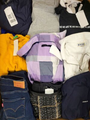 The photo shows a package with clothing in the category U.