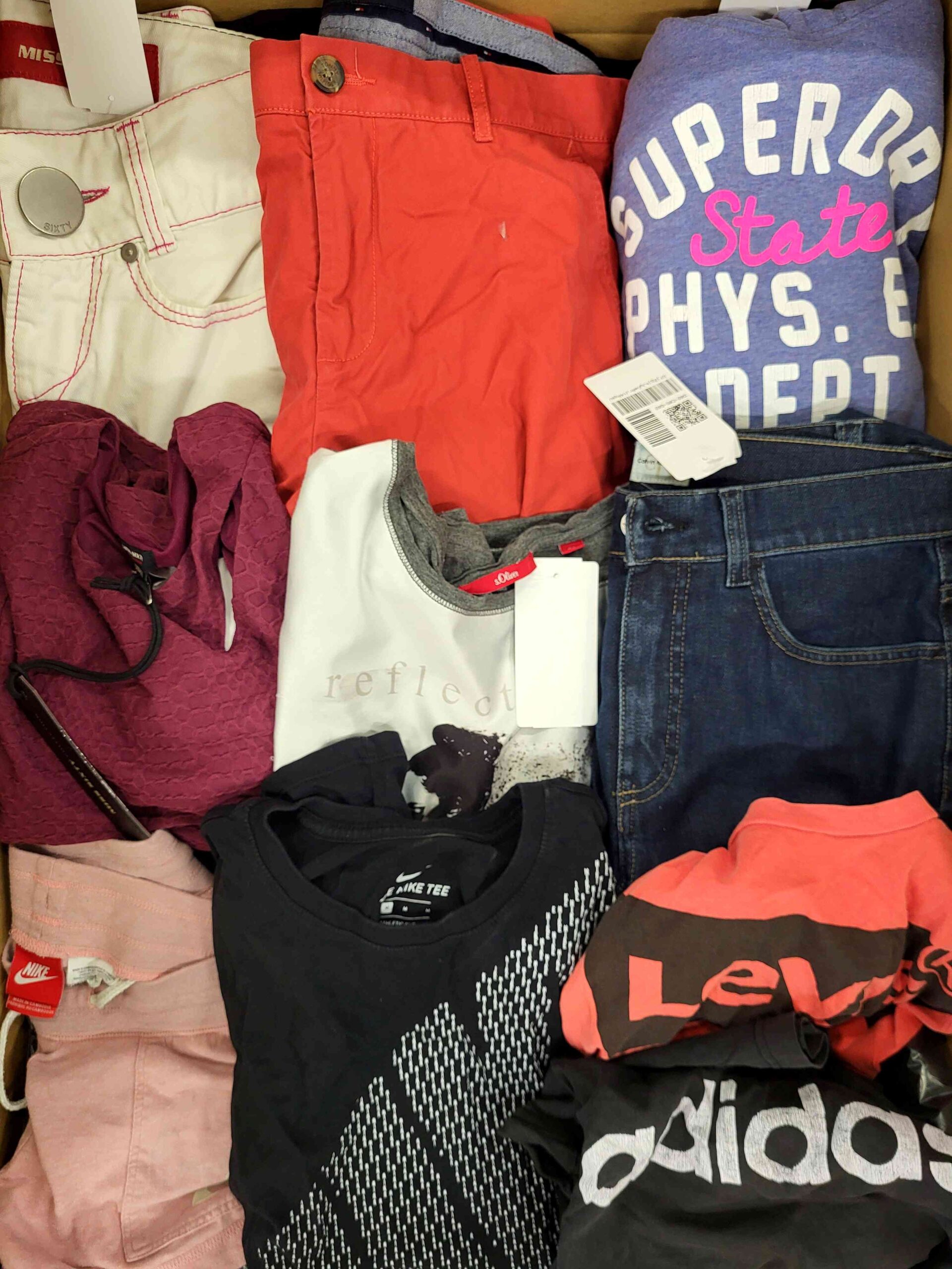 The photo shows a package with clothing in the category U.