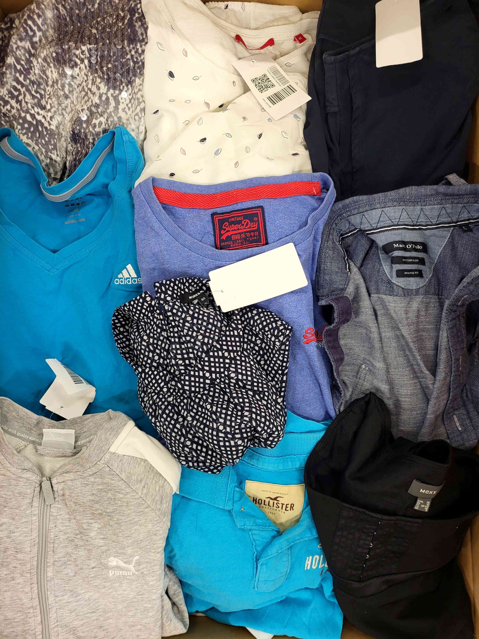 The photo shows a package with clothing in the category U.