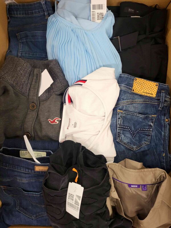 The photo shows a package with clothing in the category U.