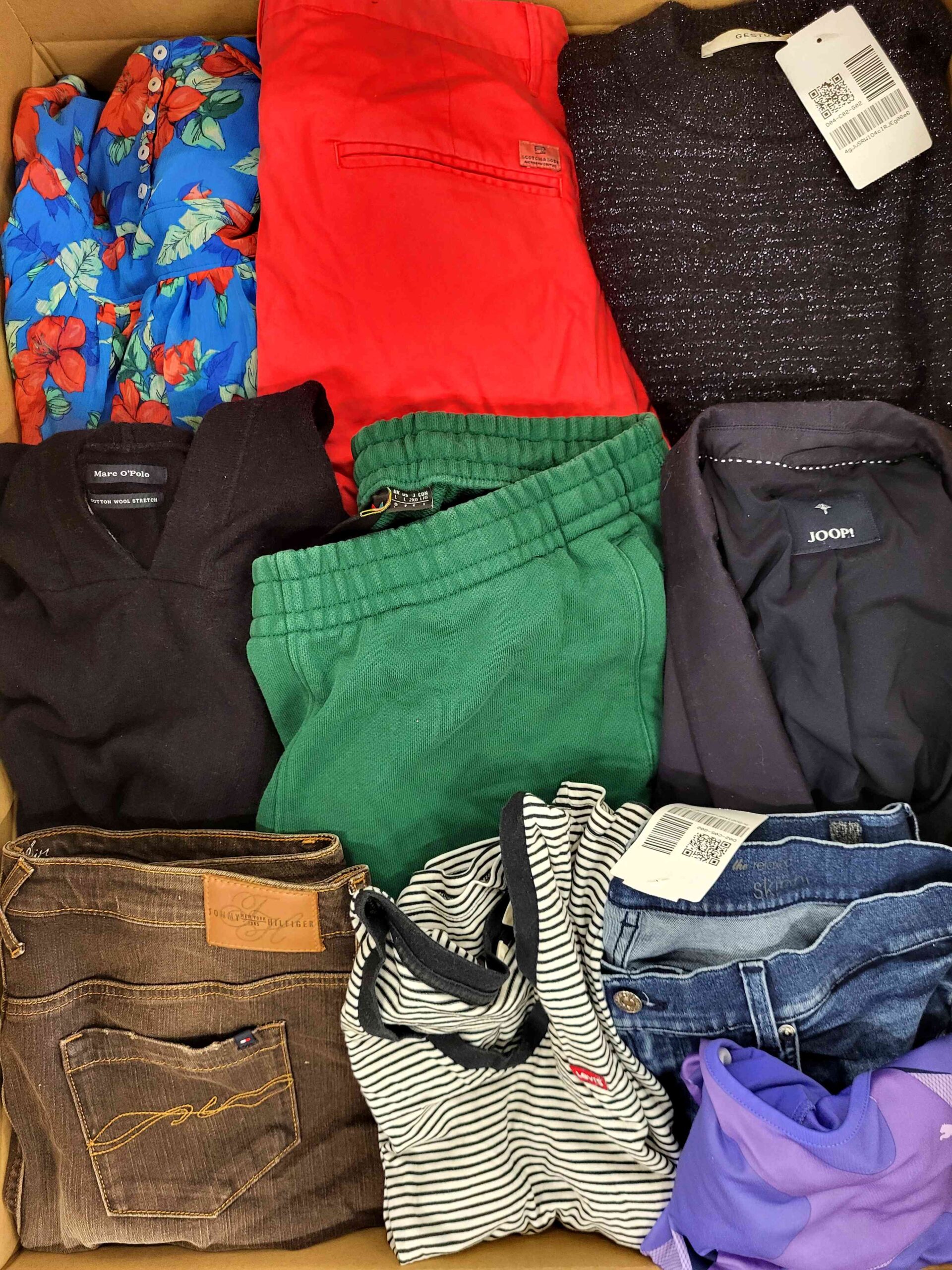 The photo shows a package with clothing in the category U.
