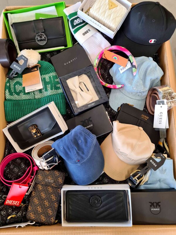 The picture shows a package with accessories in the category AB.