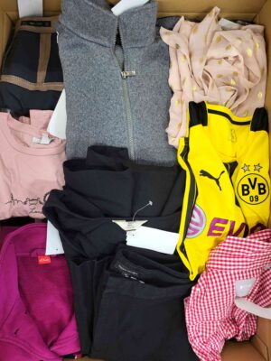 The photo shows a package with clothing in the category U.