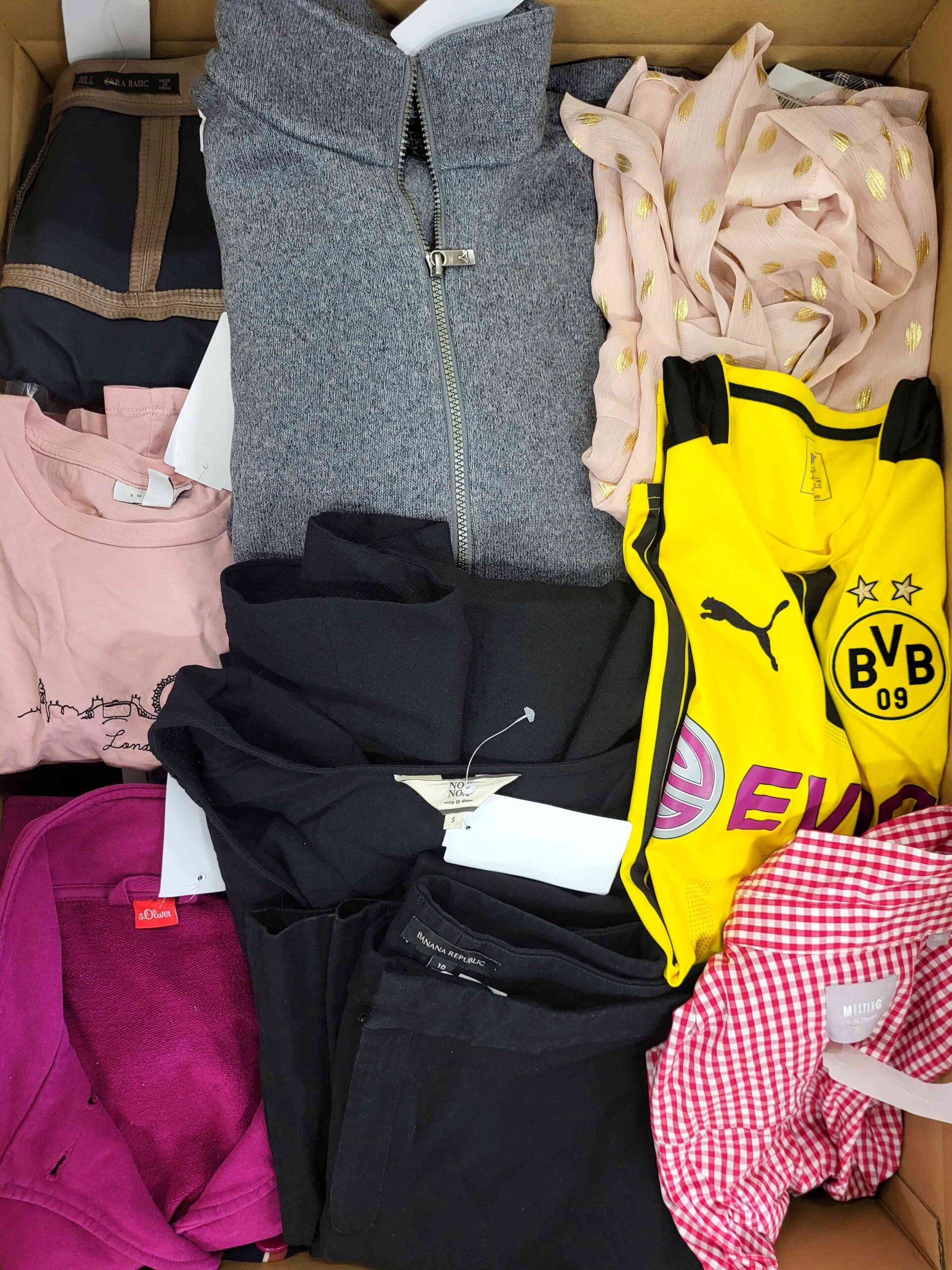 U1153 3 The photo shows a package with clothing in the category U.