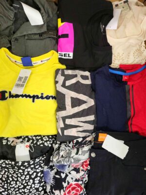 The photo shows a package with clothing in the category U.