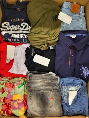 The photo shows a package with clothing in the category U.