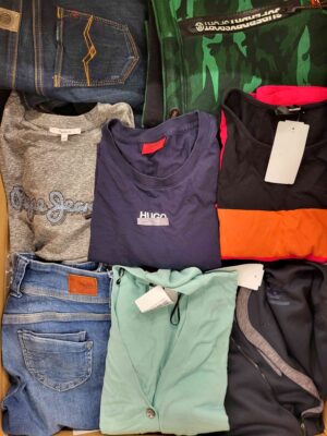 The photo shows a package with clothing in the category U.