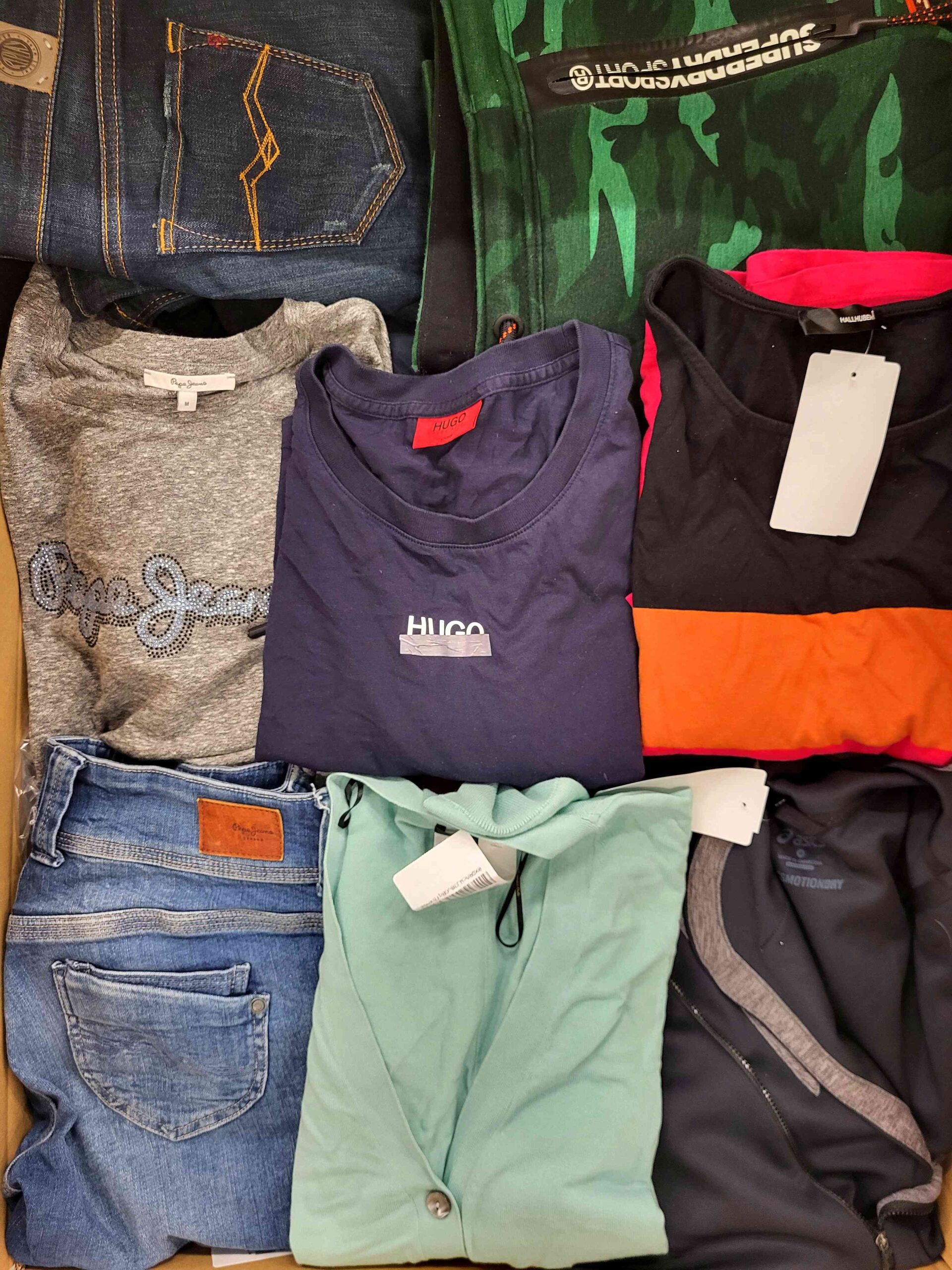 The photo shows a package with clothing in the category U.