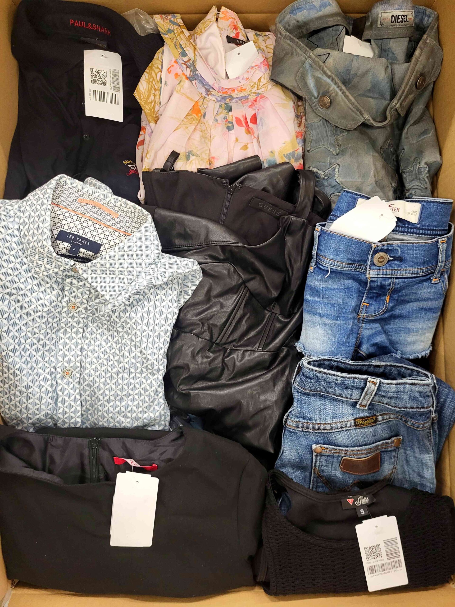 The photo shows a package with clothing in the category U.