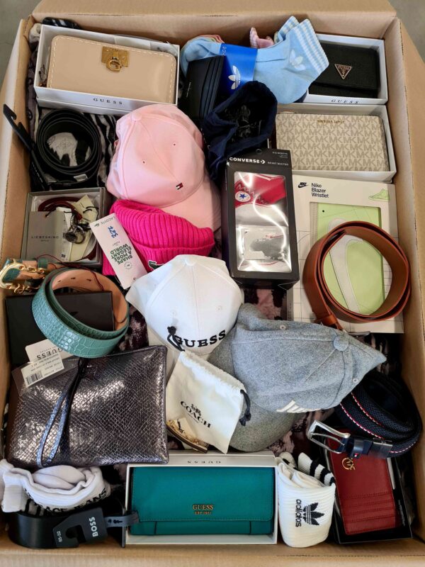 The picture shows a package with accessories in the category AB.