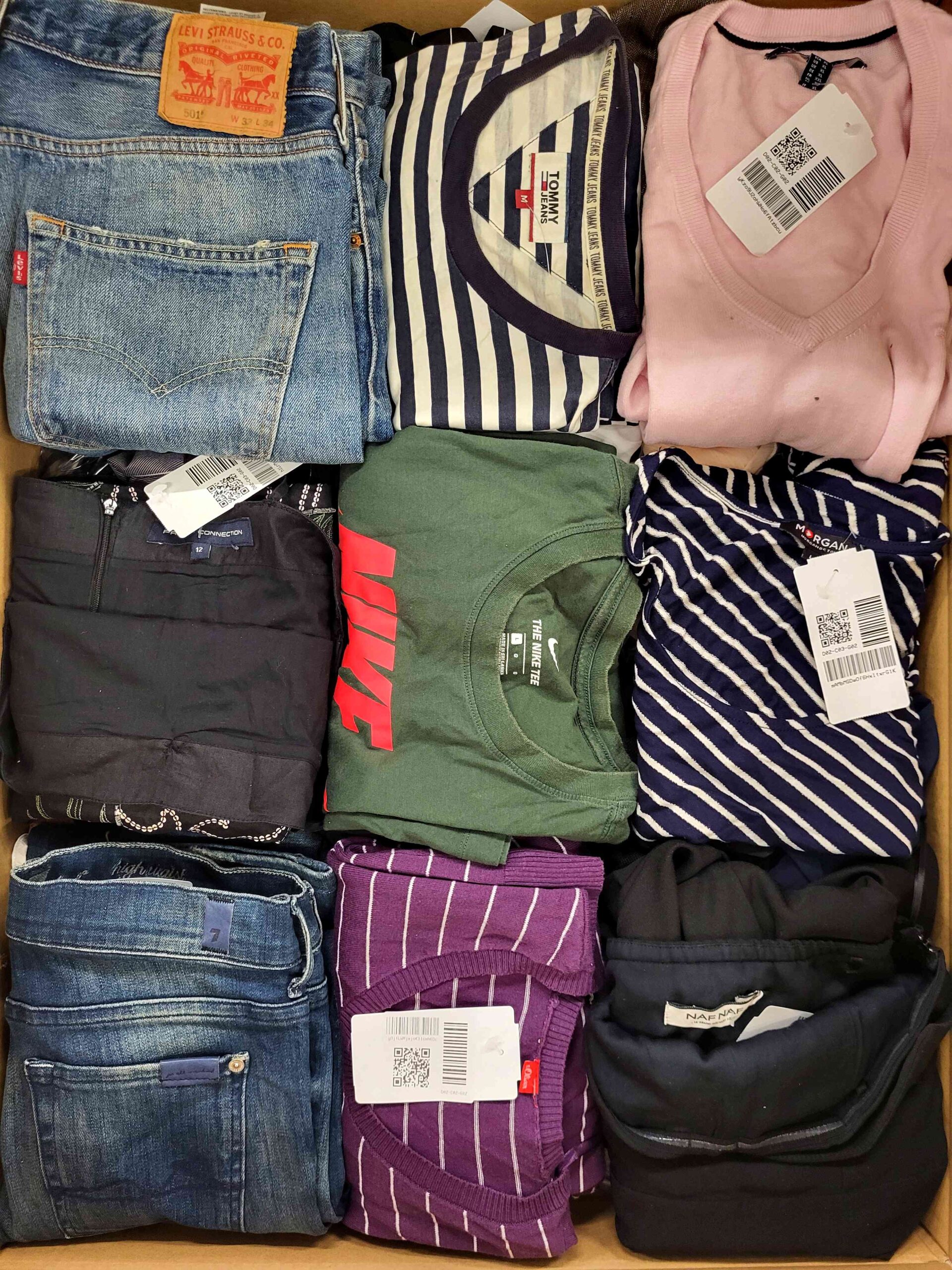 The photo shows a package with clothing in the category U.