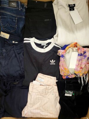 The photo shows a package with clothing in the category U.