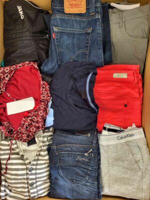 The photo shows a package with clothing in the category U.