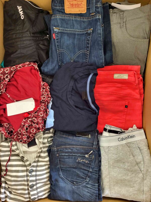The photo shows a package with clothing in the category U.