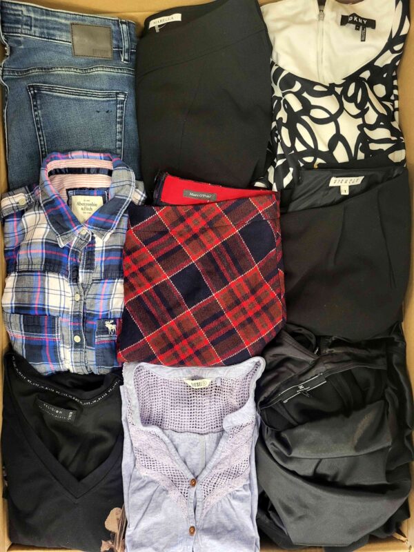 The photo shows a package with clothing in the category U.
