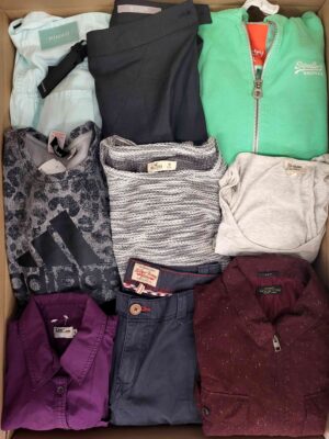 The photo shows a package with clothing in the category U.