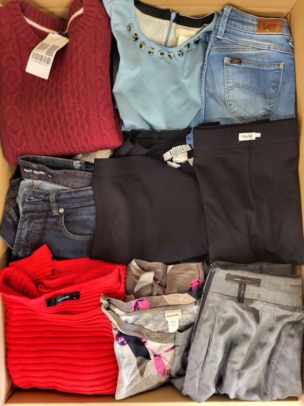 The photo shows a package with clothing in the category U.